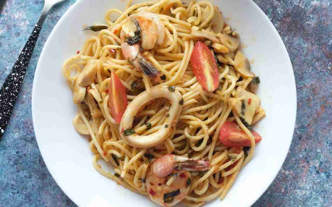 Ti preparo un bel piatto di spaghetti: ci metto i frutti di mare e i funghi ed è davvero strepitoso!