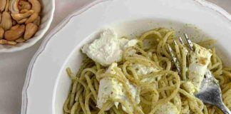 Prepara il pesto con gli anacardi e mettici la ricotta, prepari un piatto di spaghetti da lasciare senza parole! ricettasprint.it