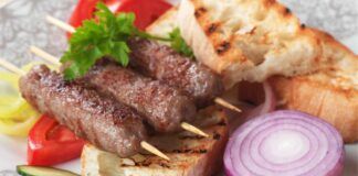 Prendi della carne macinata e non ci fare le polpette che noia, prova gli spiedini spariranno in un attimo