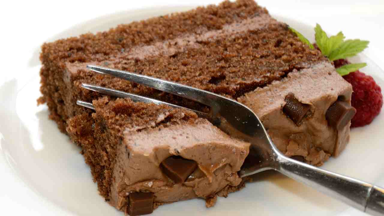 Ti è avanzato del cioccolato Benissimo scioglilo e prepara questo dessert dal ripieno unico, che goduria