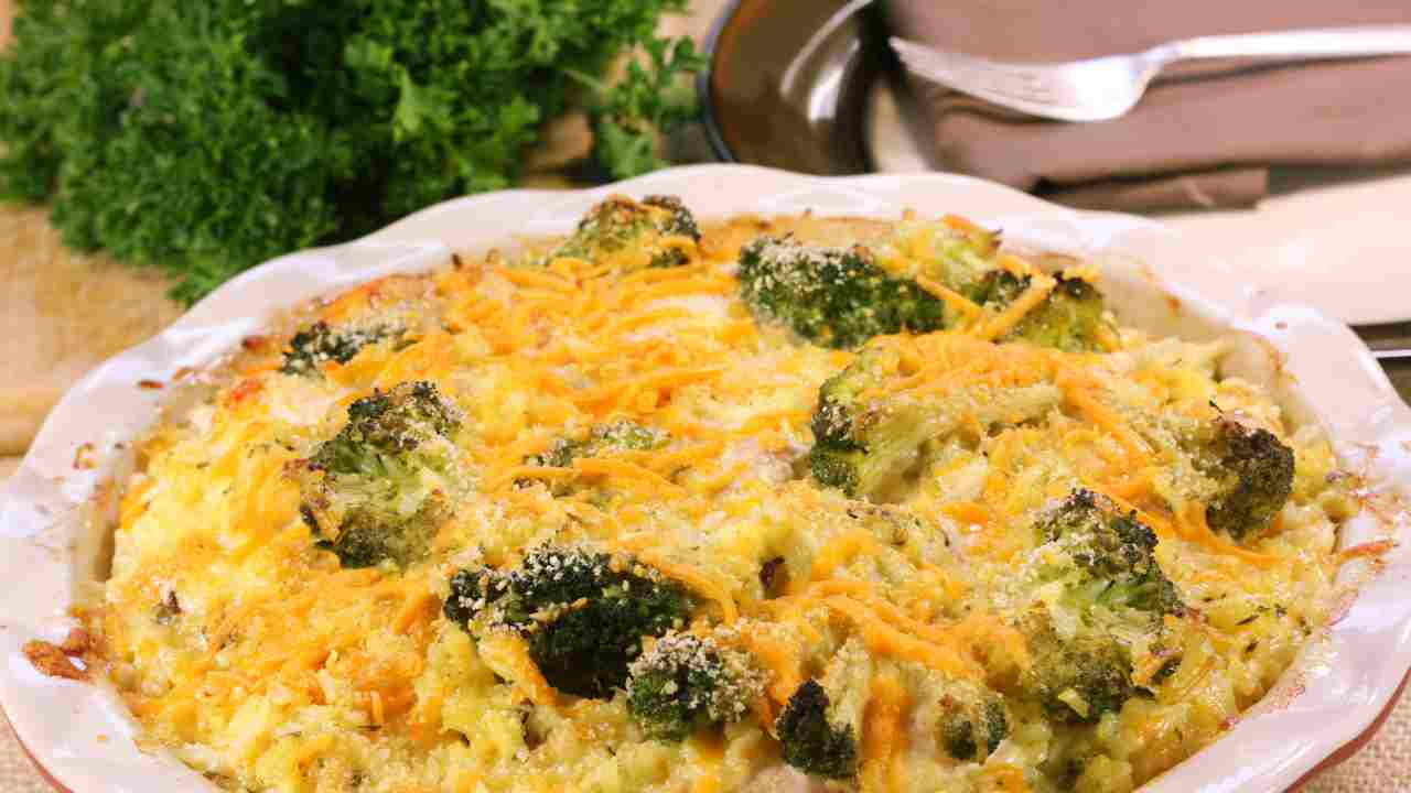 Ti sono avanzati pochi broccoli Non buttarli, aggiungili al riso e prepari un tortino filante e super croccante