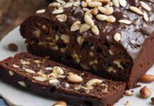 Con un po’ di pane duro e rimasugli di biscotti ci fai una torta pazzesca | Basta sprechi di cibo! Torta di pane avanzato e biscotti - RicettaSprint