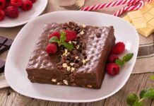 Torta morbida la cioccolato senza farina, senza latte e burro | Va bene anche se sei a dieta Prepari questa torta morbidissima al cioccolato, senza farina, latte e burro - RicettaSprint