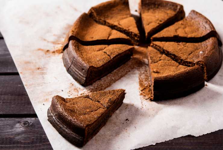 Prepari questa torta morbidissima al cioccolato, senza farina, latte e burro - RicettaSprint