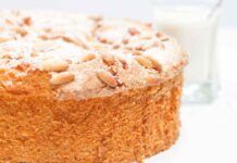 Questa torta super soffice la faccio sempre a merenda, ti basterà solo un vasetto di yogurt Torta morbida allo yogurt - RicettaSprint