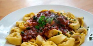 Niente brodo per i tortellini, te li faccio cucinare all'arrabbiata, una ricetta che ti fa venire l'acquolina in bocca!