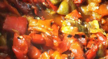 Un contorno con i fiocchi, i peperoni cotti in padella con capperi e olive in versione light