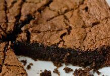 Una torta cacao che si prepara senza farina, perfetta per i celiaci chi vuole limitare il consumo di farinacei