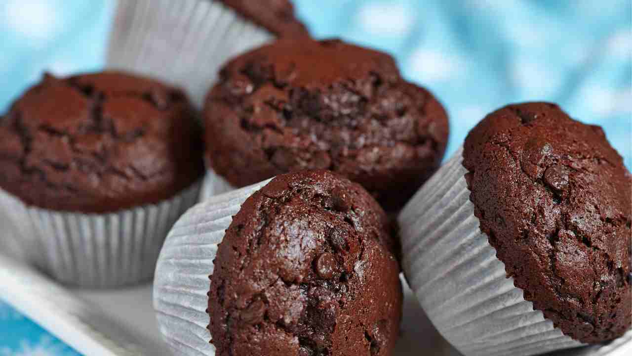 Voglia di qualcosa di buono, ma hai poco tempo? Prepara i muffin al  cioccolato nella friggitrice ad aria, pronti in 10 minuti 