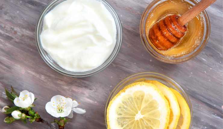 Yogurt e altri ingredienti per preparare la maschera viso Ricettasprint