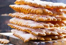 Ogni volta pensavo di fare le chiacchiere, invece facevo i biscotti: eccola la vera ricetta delle chiacchiere italiane Ogni volta pensavo di fare le chiacchiere, invece facevo i biscotti: eccola la vera ricetta delle chiacchiere italiane
