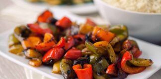 Ormai faccio sempre i peperoni così, super leggeri, non li spello, li metto al forno o in friggitrice ad aria, hanno una pecca però, non bastano mai!