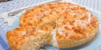 Ti faccio fare una torta solo con acqua, arancia e un vasetto di yogurt: per la tua colazione light di tutti i giorni