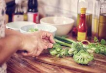 Prendi tutti gli avanzi di verdure che hai in frigorifero, tagliuzzale e metti in forno: un contorno più genuino e saporito non esiste