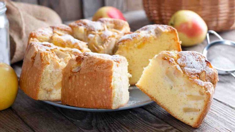 Aggiungi le mele alla panna montata e prepari una torta sofficissima ...