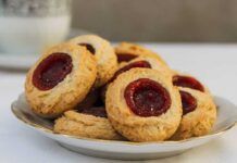 Ai miei biscottini metto sempre la marmellata e li servo con il tè, perfetti per la prova inzuppo Biscotti con la marmellata - RicettaSprint