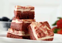 Questi sono i brownies al kinder: ti fanno venire voglia di raddoppiare la dose, con questa ricetta non c'è rischio di avanzi, spariranno in un baleno
