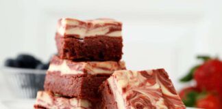 Questi sono i brownies al kinder: ti fanno venire voglia di raddoppiare la dose, con questa ricetta non c'è rischio di avanzi, spariranno in un baleno