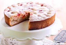 Faccio una torta con il succo di ananas e la frutta da 10 e lode, se la litigano in famiglia, contiene solo 170 kcal Faccio una torta con il succo di ananas e la frutta da 10 e lode, se la litigano in famiglia, contiene solo 170 kcal