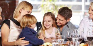 Aggiungi un posto a tavola che c'è un bambino in più, i menù per i bimbi al ristorante costano 10 euro