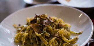 Solo per pochi intenditori e per una tasca generosa, io faccio le fettuccine così, vi garantisco che sarà la ricetta più raffinata che abbiate mai mangiato