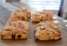 Focaccine morbide e soffici per la colazione, metti anche le gocce di cioccolato e la colazione diventa magia Focaccine al cioccolato - RicettaSprint