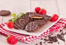 Metto insieme il burro lo zucchero e le uova, come si faceva una volta faccio a mio figlio dei frollini spaziali