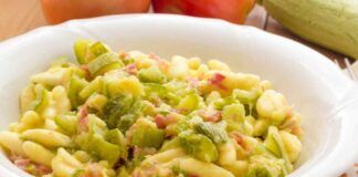 Mia nonna la chiama la carbonara con la verdura, io semplicemente la pasta con l'ovetto e le zucchine, spacca piace a tutti i bambini