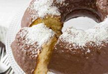Hai mai fatto il ciambellone al cocco ricoperto da tanto cioccolato Impossibile descrivere tanta bontà, lo divorano in un minuto