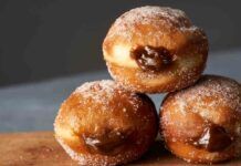 Ho fatto questi bomboloni ripieni di cioccolato sembravano i soliti ma si preparano senza uova e burro, nessuno se ne è accorto Ricettasprint