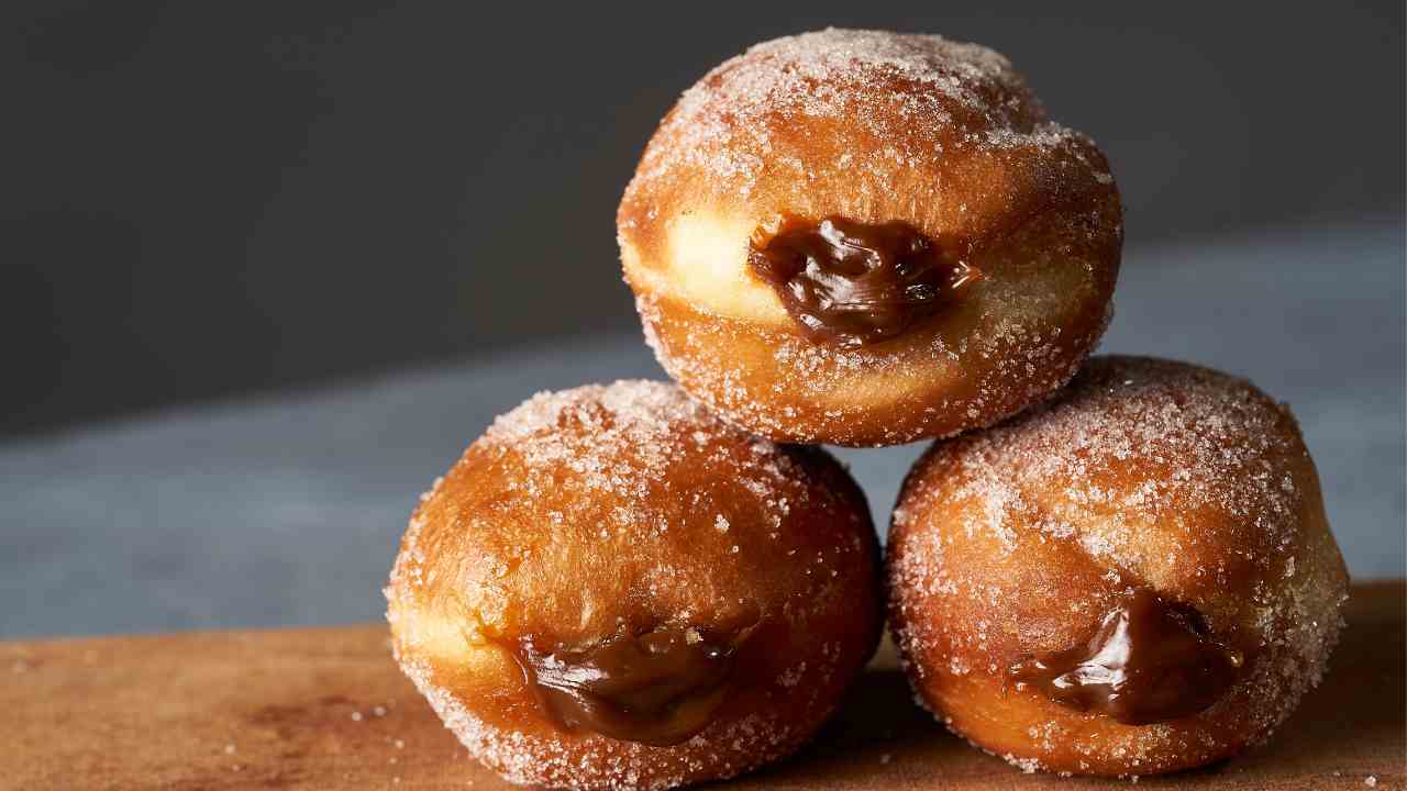 Ho fatto questi bomboloni ripieni di cioccolato senza uova e burro  --- (Fonte immagine: https://www.ricettasprint.it/wp-content/uploads/2024/02/Ho-fatto-questi-bomboloni-ripieni-di-cioccolato-sembravano-i-soliti-ma-si-preparano-senza-uova-e-burro-nessuno-se-ne-e-accorto20240227Ricettasprint.jpg)