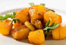 Ho messo qualche ricciolo di burro e un po’ di salvia, ho aggiunto la zucca è sparita in un lampo