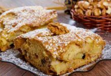 Io preparo la torta di mele e noci da mangiare al cucchiaio, quando la servo sparisce in un attimo