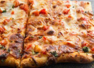 La pizza fatta in casa, lo sanno tutti che è più leggera e meno grassa. Io faccio questa in teglia, è buonissima e super digeribile