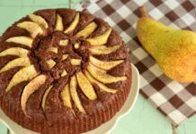 La torta 7 vasetti la faccio con il cioccolato e le pere, fetta dopo fetta sparirà dal piatto, tutti ne vanno ghiotti