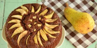 La torta 7 vasetti la faccio con il cioccolato e le pere, fetta dopo fetta sparirà dal piatto, tutti ne vanno ghiotti