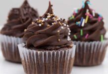 Preparo dei muffin vegani al fondente, leggerezza e particolarità si sposano divinamente per una merenda senza compromessi