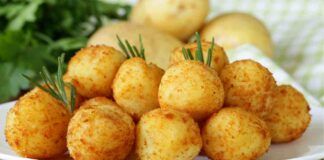 Non comprerai più le palline di patate surgelate dopo aver assaggiato queste, sono anche filanti!