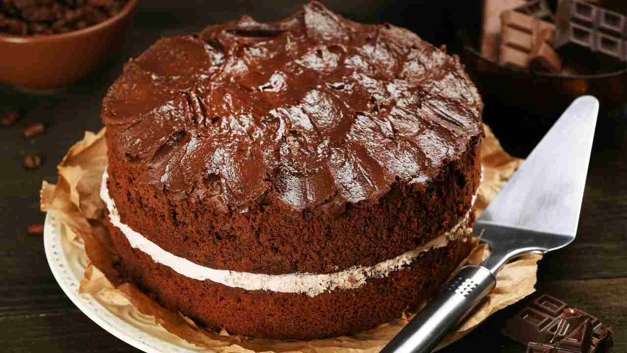 Non farcisco solo con la panna questa torta al cioccolato, ma aggiungo un ingrediente che hai in dispensa, se la spazzolano in un secondo