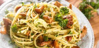 La pasta con i funghi la devi provare come la faccio io, dentro ho messo pure pane e noci, ogni boccone un piacere, pronta in 15 minuti