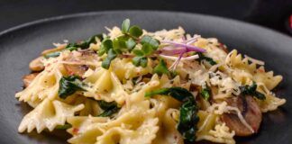 Pasta con spinaci salsiccia e funghi - RicettaSprint