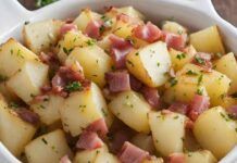 Alle patate ci aggiungo lo speck e la cipolla, mio marito le mangia direttamente dalla teglia Patate e speck per cena - RicettaSprint