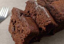 Per la colazione o per la merenda pomeridiana non puoi preparare un dolce al cioccolato migliore di questo, solo 100 kcal a fetta