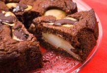 Sciolgo il cioccolato e aggiungo le pere e pochi ingredienti e che torta che preparo, un successone