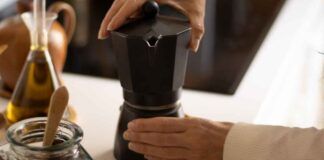 Se usi così la caffettiera può esplodere - RicettaSprint