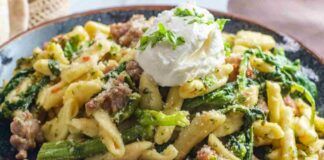 Prendi le salsicce i friarielli e questa pasta, ti dico solo che io quando la faccio a cena non basta mai