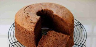 Sembra di affondare i denti in una nuvola cioccolatosa: la fluffosa al cacao si fa con 3 ingredienti, è la ricetta segreta del mio pasticciere