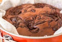 Che rabbia, non imparo mai a fare la doppia dose di questa torta nua al cioccolato: si mangiano una fetta dopo l'altra e a me resta quel pezzetto di cortesia