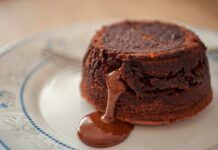 Invece che al cioccolato li facciamo caramellati e senza accendere il forno: di questi tortini non rimaranno nemmeno le briciole Invece che al cioccolato li facciamo caramellati e senza accendere il forno: di questi tortini non rimaranno nemmeno le briciole