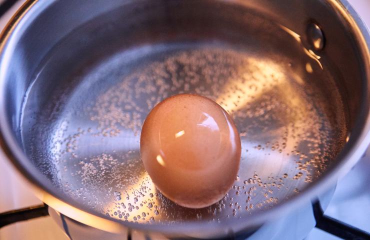 Le uova che hai a casa sono ancora buone, prova tre metodi infallibili